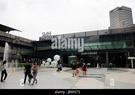 Les thaïlandais et asiatique voyageurs foriegner marche à l'espace libre entre le Siam Cemter et Siam Paragon et de divertissement le 16 mai, 2017 i Banque D'Images