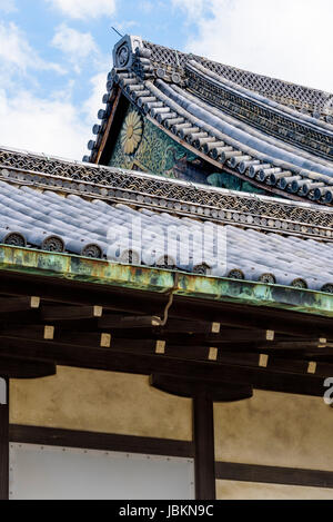 Détails de toiture Karamon gate château de Nijō. Banque D'Images