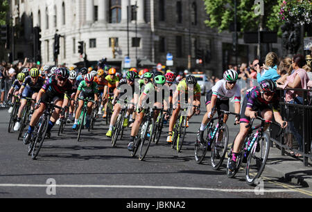 Vue générale des concurrents au cours de la scène londonienne du Women's Tour of Britain. Banque D'Images