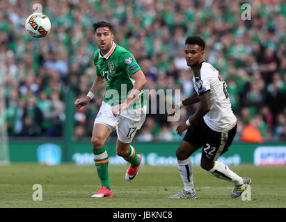 L'Autriche Valentino Lazaro (droite) et la République d'Irlande Stephen Ward bataille pour la balle durant la Coupe du Monde FIFA 2018, GROUPE D match de qualification à l'Aviva Stadium de Dublin. Banque D'Images