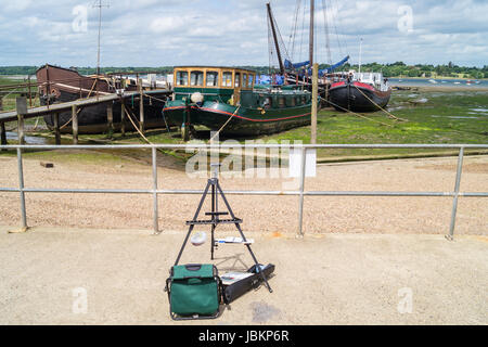 Chevalet de peintre au bord de l'eau au moulin de l'axe, Suffolk, Angleterre Banque D'Images