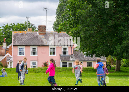 Les enfants jouant sur la politique, l'axe Mill, Suffolk, Angleterre Banque D'Images