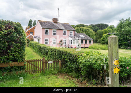 Un cottage rose, broche Mill, Suffolk, Angleterre Banque D'Images