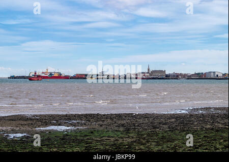 Harwich Essex, vu depuis le bord de l'estuaire de la rivière Orwell, dans le Suffolk. Nouvelles des 'Ernest Shackleton" au mouillage dans le Navyard. Banque D'Images