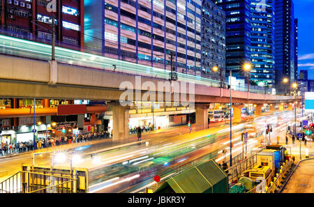 Le centre-ville de HongKong le trafic important nuit, Kwun Tong Banque D'Images