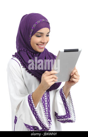 Professionnels arabes femme lisant un tablet reader isolé sur fond blanc Banque D'Images