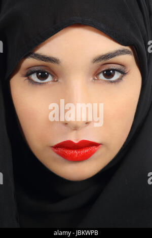 Portrait d'une femme arabe arabie unis avec des lèvres rouge composent Banque D'Images