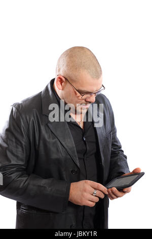 L'Homme à lunettes se penche sur l'ordinateur sur fond ehite Banque D'Images