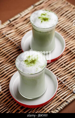 Thé vert deux latte dans verre Banque D'Images