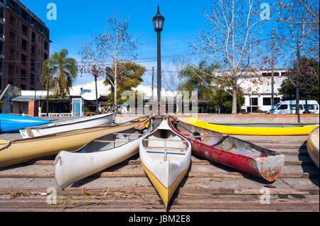 Le stationnement des véhicules personnels à El Tigre, une ville située dans le delta du Rio de la Plata, province de Buenos Aires, Argentine Banque D'Images