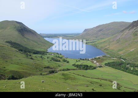 Une vue aérienne de l'eau as et les collines environnantes, dans le district du lac de l'ascension de Lingmell Banque D'Images