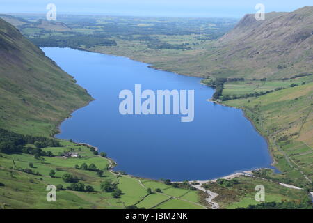 Une vue aérienne de l'eau as et les collines environnantes, dans le district du lac de l'ascension de Lingmell Banque D'Images