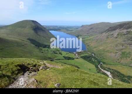 Une vue aérienne de l'eau as et les collines environnantes, dans le district du lac de l'ascension de Lingmell Banque D'Images