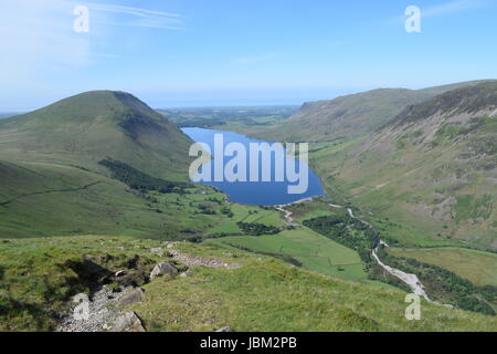 Une vue aérienne de l'eau as et les collines environnantes, dans le district du lac de l'ascension de Lingmell Banque D'Images