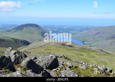 Une vue aérienne de l'eau as et les collines environnantes, dans le district du lac de l'ascension de Lingmell Banque D'Images