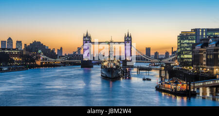 Vue panoramique de Tower Bridge et HMS Belfast au lever du soleil à Londres, Angleterre Banque D'Images