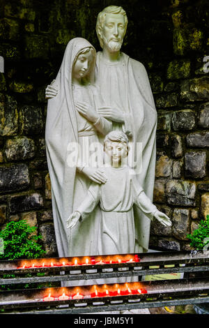 Grotte avec des statues de la Vierge Marie, Saint Joseph et l'enfant Jésus, avec des chandelles allumées, à l'Tobarnalt puits sacré, Comté de Sligo, Irlande Banque D'Images