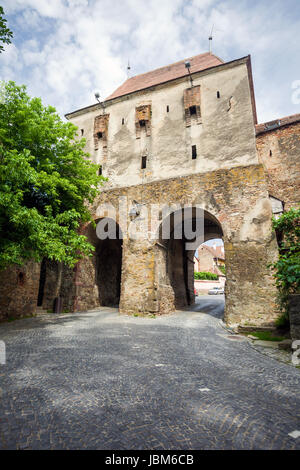 Sighisoara, Roumanie - 23 juin 2013 : tour de pelletier du (Turnul Cojocarilor) partie d'entrée de la forteresse de Sighisoara en Transylvanie, Roumanie Banque D'Images