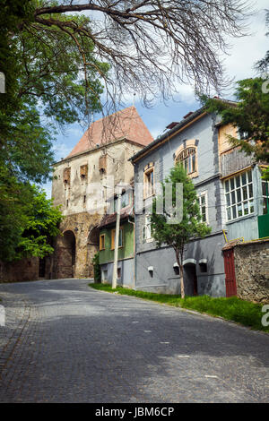 Sighisoara, Roumanie - 23 juin 2013 : tour de pelletier du (Turnul Cojocarilor) partie d'entrée de la forteresse de Sighisoara en Transylvanie, Roumanie Banque D'Images