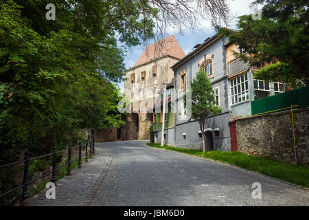 Sighisoara, Roumanie - 23 juin 2013 : tour de pelletier du (Turnul Cojocarilor) partie d'entrée de la forteresse de Sighisoara en Transylvanie, Roumanie Banque D'Images