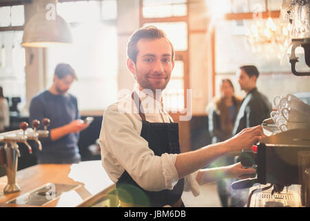 Male Portrait à l'aide d'une machine à expresso barista in cafe Banque D'Images