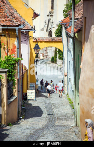 Sighisoara, Roumanie - 23 juin 2013 : pierre vieille rue pavée avec des touristes de Sighisoara forteresse, Transylvanie, Roumanie Banque D'Images