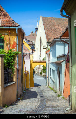 Sighisoara, Roumanie - 23 juin 2013 : pierre vieille rue pavée avec des touristes de Sighisoara forteresse, Transylvanie, Roumanie Banque D'Images