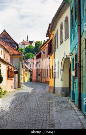 Sighisoara, Roumanie - 23 juin 2013 : la vieille rue pavée avec des maisons colorées de Sighisoara fortresss, Transylvanie, Roumanie Banque D'Images