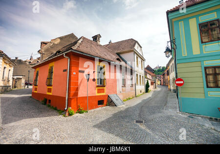 Sighisoara, Roumanie - 23 juin 2013 : vieilles rues pavées avec des maisons colorées de Sighisoara fortresss, Transylvanie, Roumanie Banque D'Images