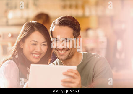 Chat vidéo couple with digital tablet Banque D'Images