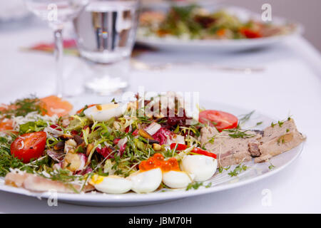 Salade d'été gourmand avec foie gras et oeufs de caille Banque D'Images