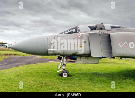 RAF Phantom FGR2 XV406, exposition statique extérieure au musée de l'aviation de Solway Banque D'Images