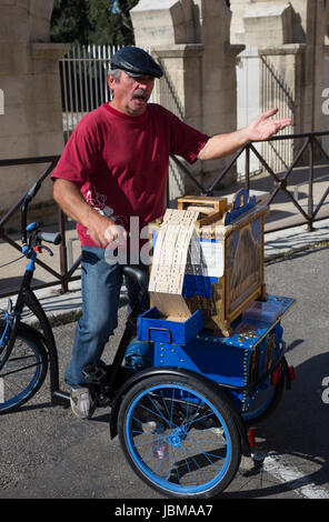 Artiste de rue avec la main est poussé au livre d'orgue de la musique, Arles, France Banque D'Images