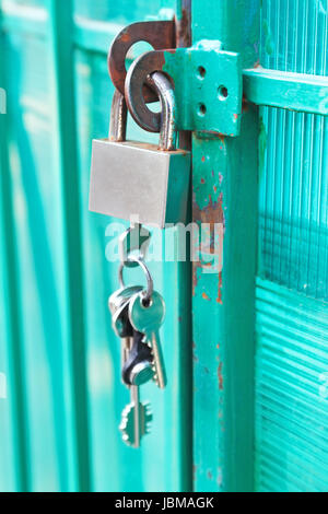 Cadenas avec trousseau de clés accroché sur la porte Banque D'Images