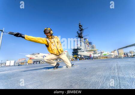 La statue d'un envol, Directeur général, catapulte avions signalisation en position sur la catapulte tribord, en préparation pour le lancement sur le site historique du musée USS Midway à San Diego, Californie, États-Unis d'Amérique Banque D'Images