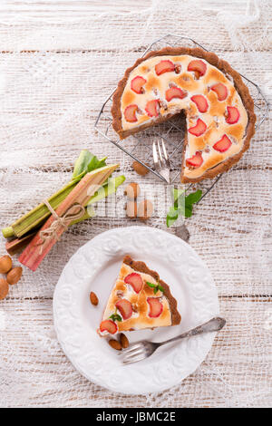 Gâteaux à la rhubarbe avec la meringue et amandes Banque D'Images