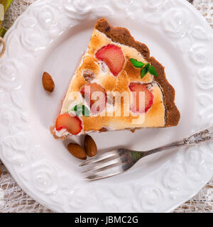 Gâteaux à la rhubarbe avec la meringue et amandes Banque D'Images