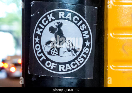 Autocollant de la rue l'apologie de la violence envers les racistes Banque D'Images