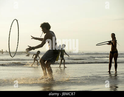 La danse Hula hoopers sur la plage, à l'Envision 2015 Festival, un festival de transformation sur la côte Pacifique du Costa Rica. Banque D'Images