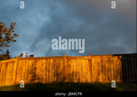 Coucher du soleil la lumière sur clôture avec nimbostratus, mauvais temps venant Banque D'Images