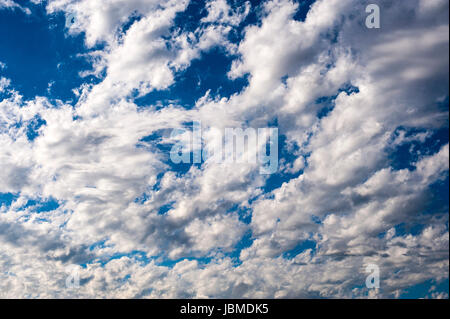 Cumulus fructus nuages avec ciel bleu, nuages de temps équitable Banque D'Images