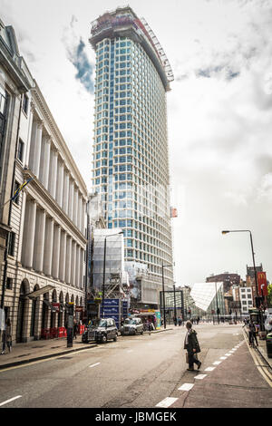 Le point central de l'édifice, catégorie gratte-ciel, une tour de 33 étages sur Tottenham Court Road, London, England, UK Banque D'Images