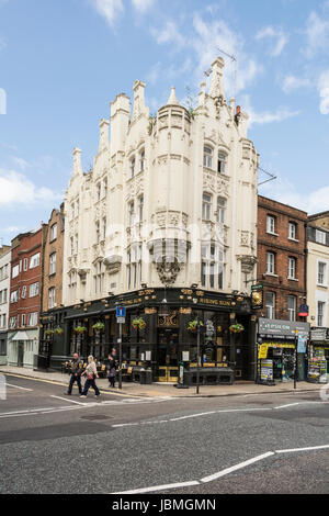 Le soleil levant sur Tottenham Court Road, Fitzrovia, Londres, UK Banque D'Images