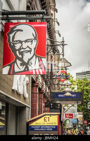 Sortie d'un KFC sur Tottenham Court Road, Londres, UK Banque D'Images