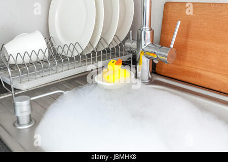 Photo de caoutchouc jaune canard dans le lavabo de cuisine Banque D'Images