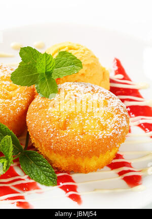 Rempli de crème anglaise muffins avec boule de glace Banque D'Images
