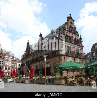 Grand-place, centre de Nimègue, Pays-Bas Avec début du 17e siècle Boterwaag (beurre pesant House Banque D'Images