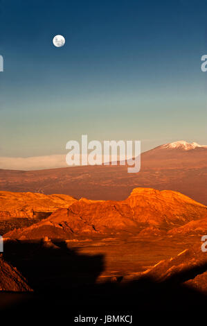 Valle de la Luna (vallée de la Lune) est situé à 13 kilomètres (8 miles) à l'ouest de San Pedro de Atacama, Chili, dans la Cordillère de la Sal, dans le désert d'Atacama au Chili, une partie de la réserve nationale Los Flamencos et a été déclarée sanctuaire naturel en 1982 pour sa grande beauté naturelle et l'étrange paysage lunaire, d'où son nom est dérivé. Banque D'Images