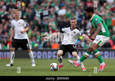 République d'Irlande est Cyrus Christie (à droite) et l'Autrichien Florian Kainz bataille pour la balle durant la Coupe du Monde FIFA 2018, GROUPE D match de qualification à l'Aviva Stadium de Dublin. Banque D'Images