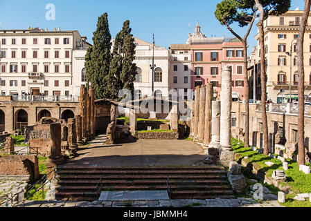 Largo di Torre Argentina est un carré à Rome, en Italie, qui héberge quatre temples romains républicains, et le reste du théâtre de Pompée. Il est situé dans la région de t Banque D'Images